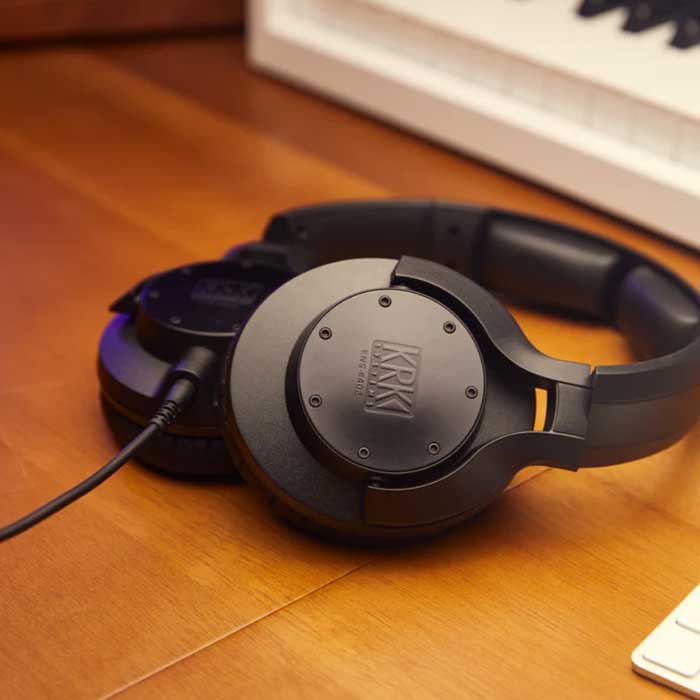 Tai nghe kiểm âm Studio KRK KNS 8402 công cụ đắc lực để tạo ra những bản mix hoàn hảo và chất lượng âm thanh rõ ràng