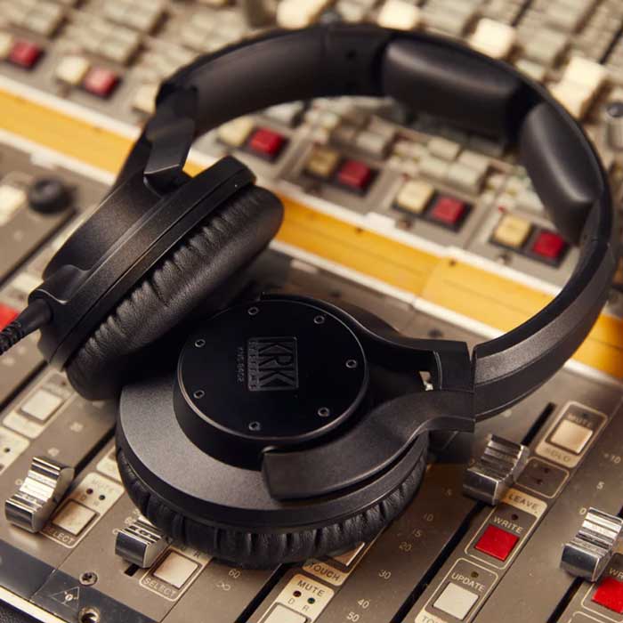 Tai nghe kiểm âm Studio KRK KNS 8402 đang được trưng bày trong phòng thu 