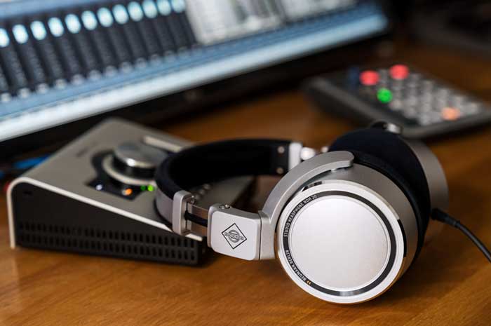 Tai nghe kiểm âm Neumann NDH 20 có thể hoạt động hiệu quả với nhiều thiết bị âm thanh, từ soundcard đến ampli chuyên dụng
