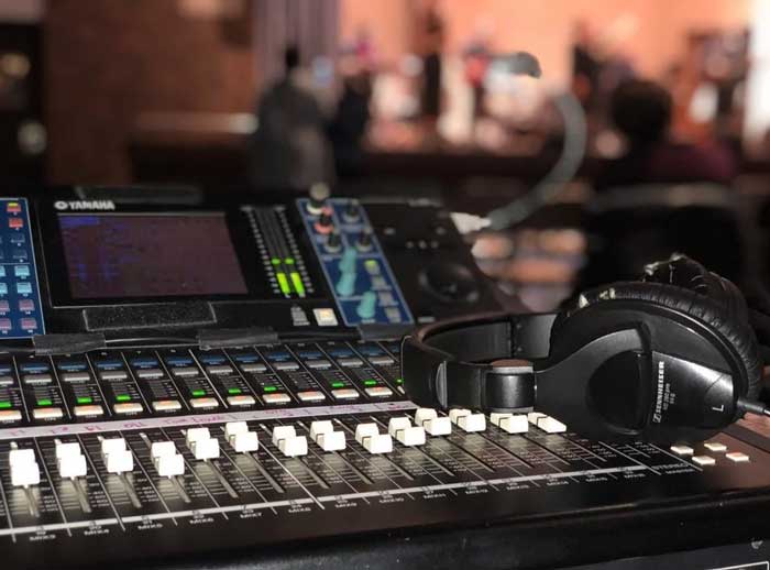 Tai nghe phòng thu Sennheiser HD 280 PRO đang được trưng bày trong phòng thu