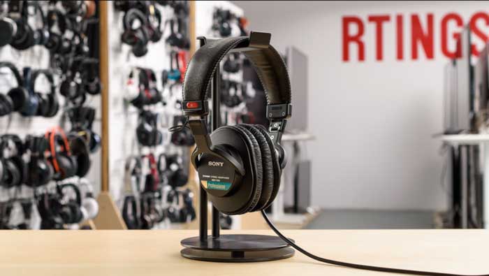 Tai nghe kiểm âm Sony MDR-7506 đang được trưng bày ở cửa hàng
