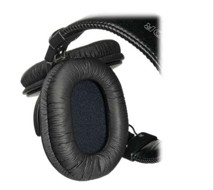 Tai nghe kiểm âm Sony MDR-7506 Chất liệu vỏ ngoài làm từ nhựa chắc chắn, đi kèm với đệm tai mềm mại