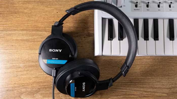 Tai nghe kiểm âm Sony MDR-M1 là lựa chọn lý tưởng cho các nhà sản xuất âm nhạc hoặc DJ cần một công cụ đáng tin cậy trong các buổi mix nhạc và mastering
