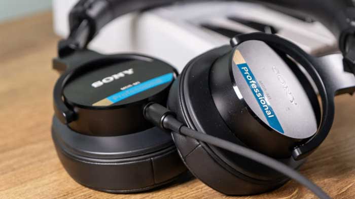 Tai nghe kiểm âm Sony MDR-M1 đi kèm cáp tháo rời, dễ dàng thay thế và kết nối với nhiều thiết bị khác nhau, từ máy tính, giao diện âm thanh đến mixer phòng thu