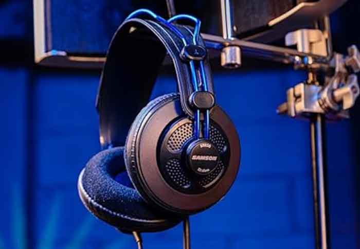 Tai nghe kiểm âm Samson SR850 Semi-Open đang được trưng bày trong phòng thu