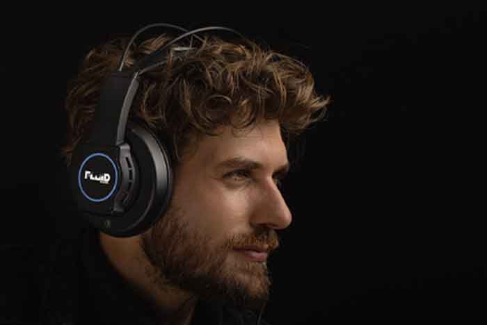 Tai nghe kiểm âm Fluid Audio Focus Semi-open đang được sử dụng bởi kỹ thuật viên