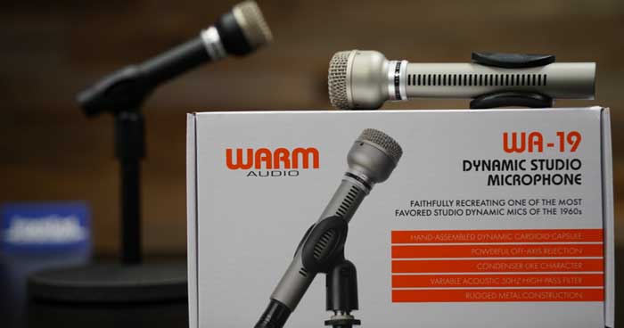 Micro Dynamic Warm Audio WA-19 đang được trưng bày trong phòng thu