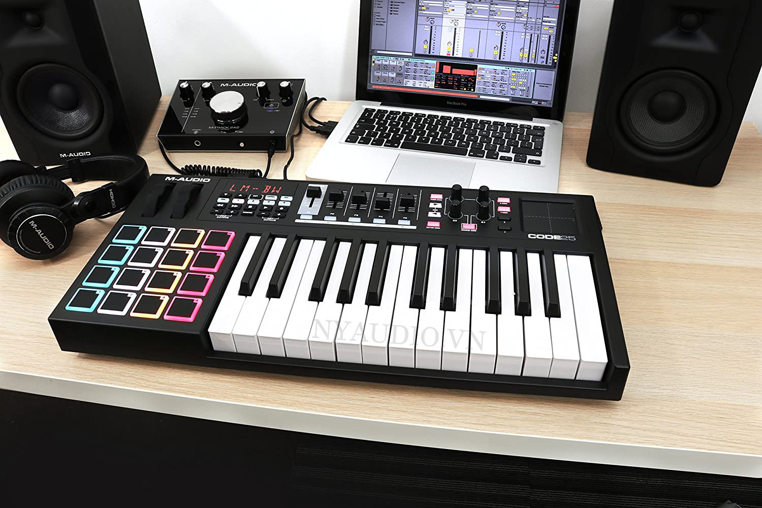 M audio code 25 midi controller h ng ch nh h ng gi t t t i tp hcm