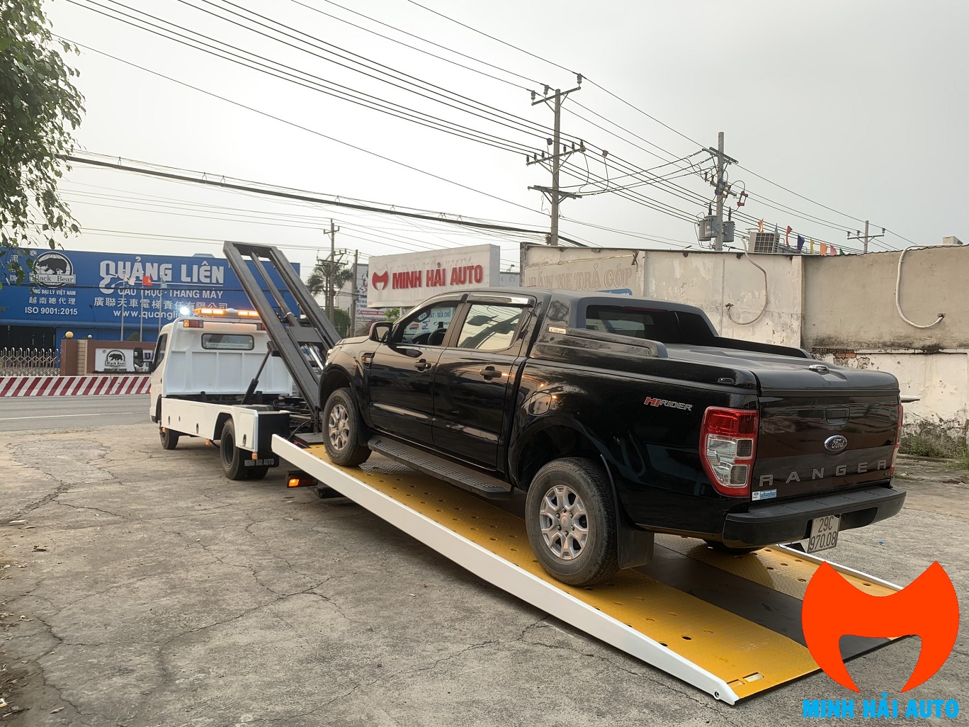Flatbed wheel lift tow truck strong lift system