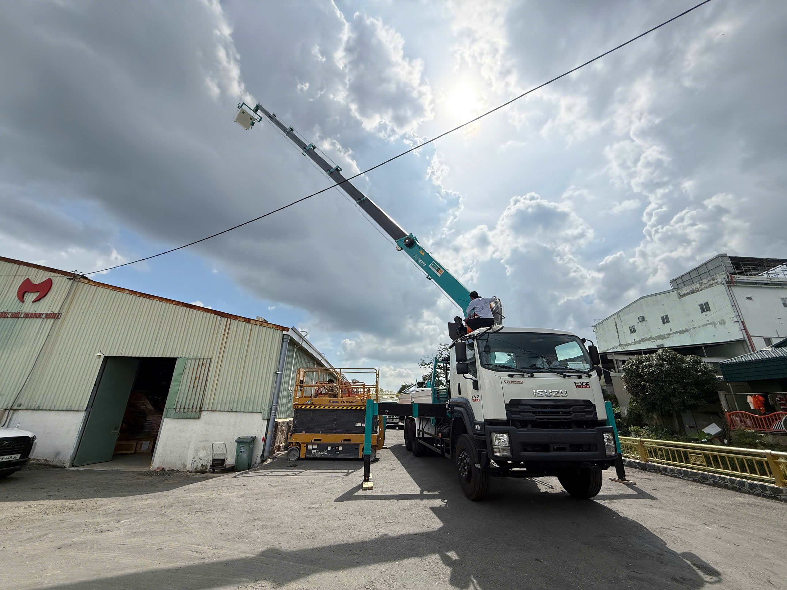 Xe cẩu tự hành 8.2 tấn Isuzu FVZ60- Hyundai HLC-8027V có giỏ nâng người-2