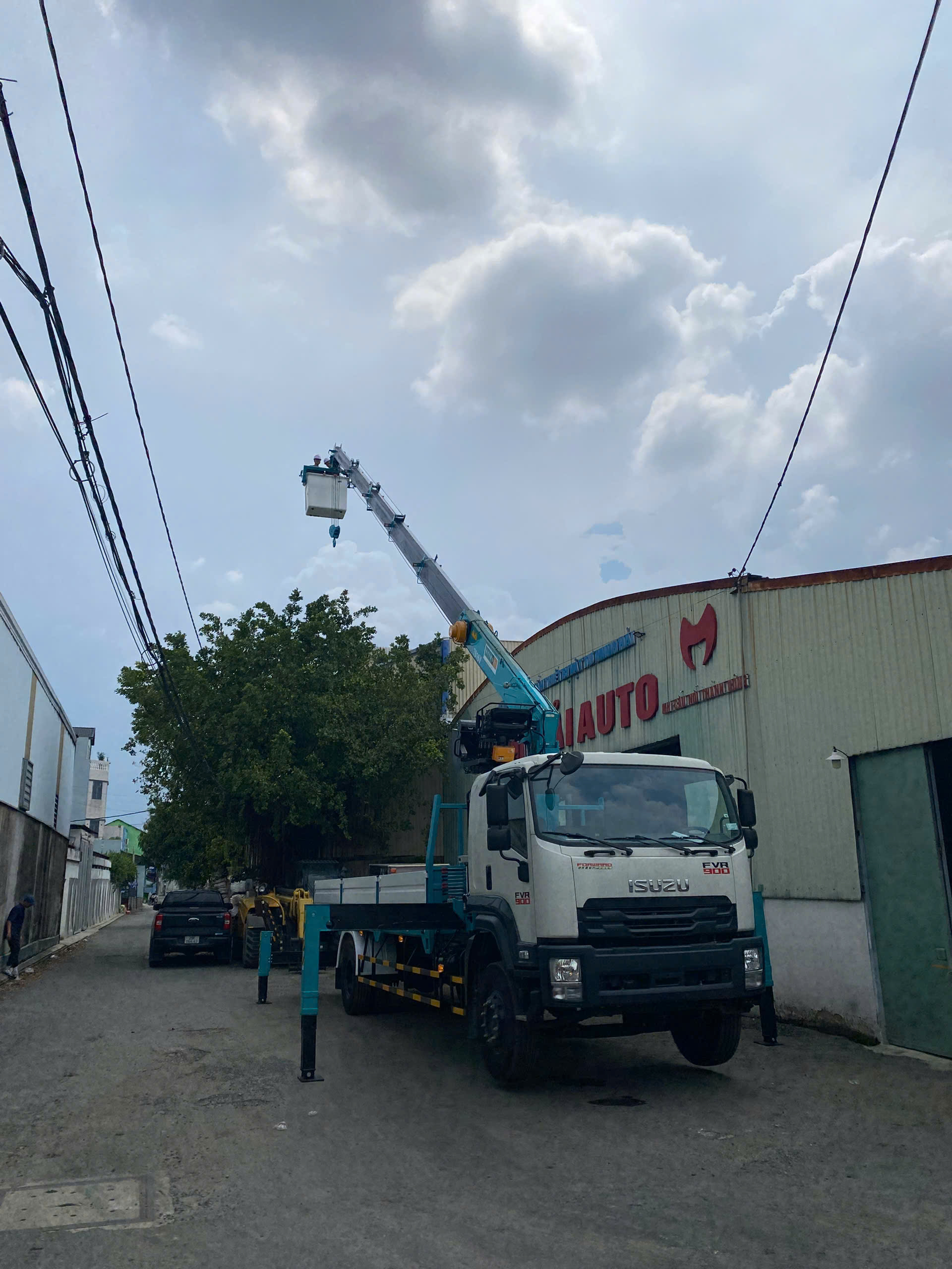 Bán xe nâng người dạng xe tải gắn cẩu có giỏ nâng 18m -1