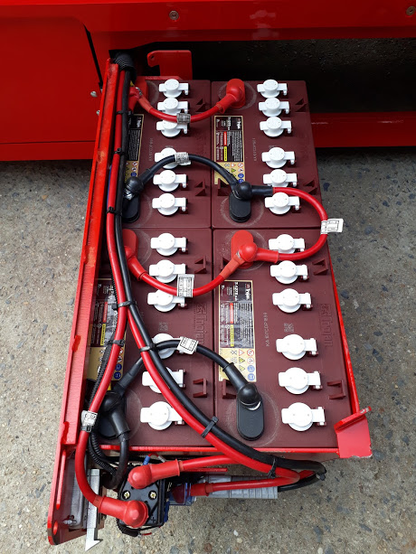 Ắc quy xe nâng người cắt kéo