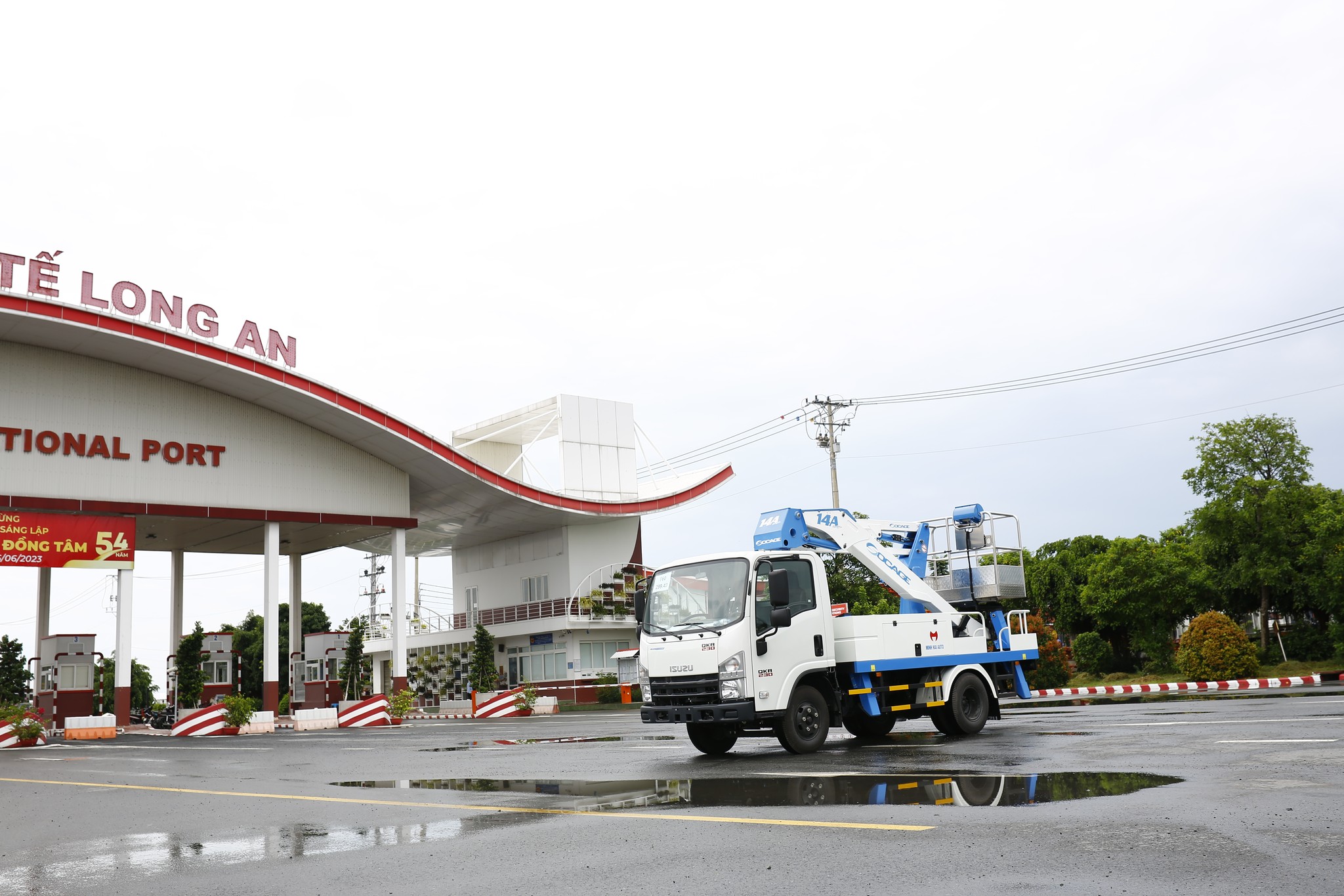 Xe ô tô nâng người 14m Socage