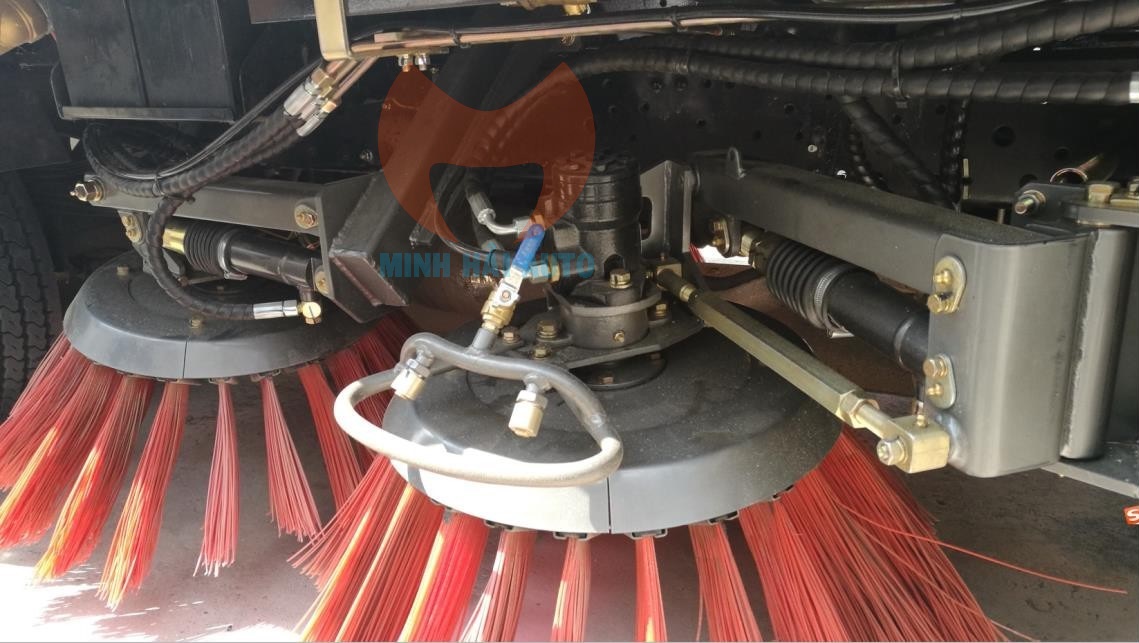 Xe quét đường hút bụi rác 5 khối Fulongma Isuzu- bép phun nước dập bụi