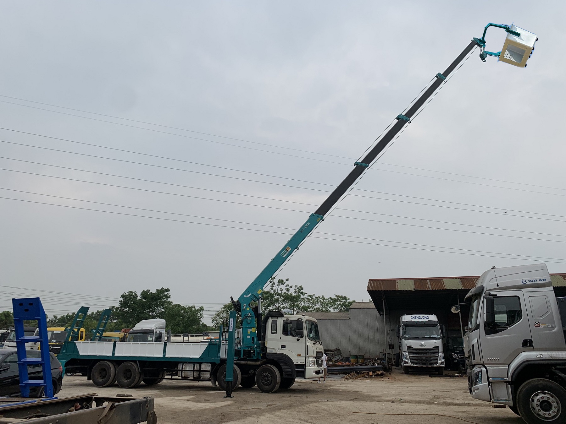 Xe tải gắn cẩu tự hành 12t có giỏ nâng người 23m