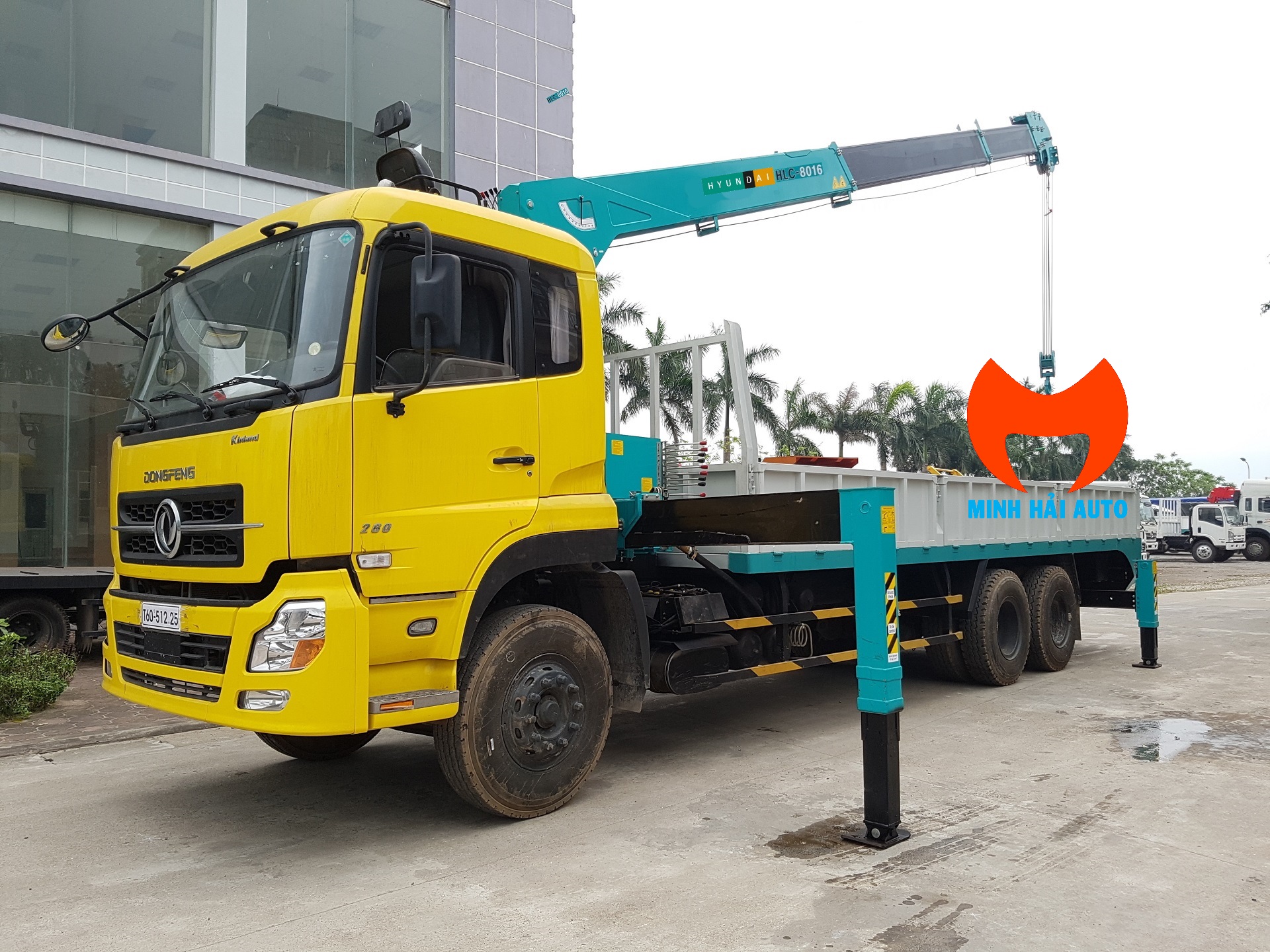 Cẩu tự hành 8 tấn Hyundai gắn Dongfeng 3 chân- 1