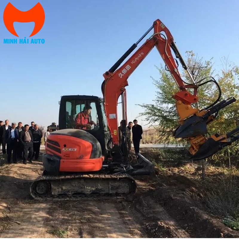 Xe bứng cây máy bứng cây trên nền máy đào