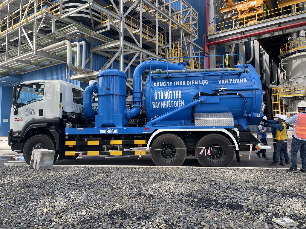 Vacuum truck for coal fly ash collector in the thermal power plant