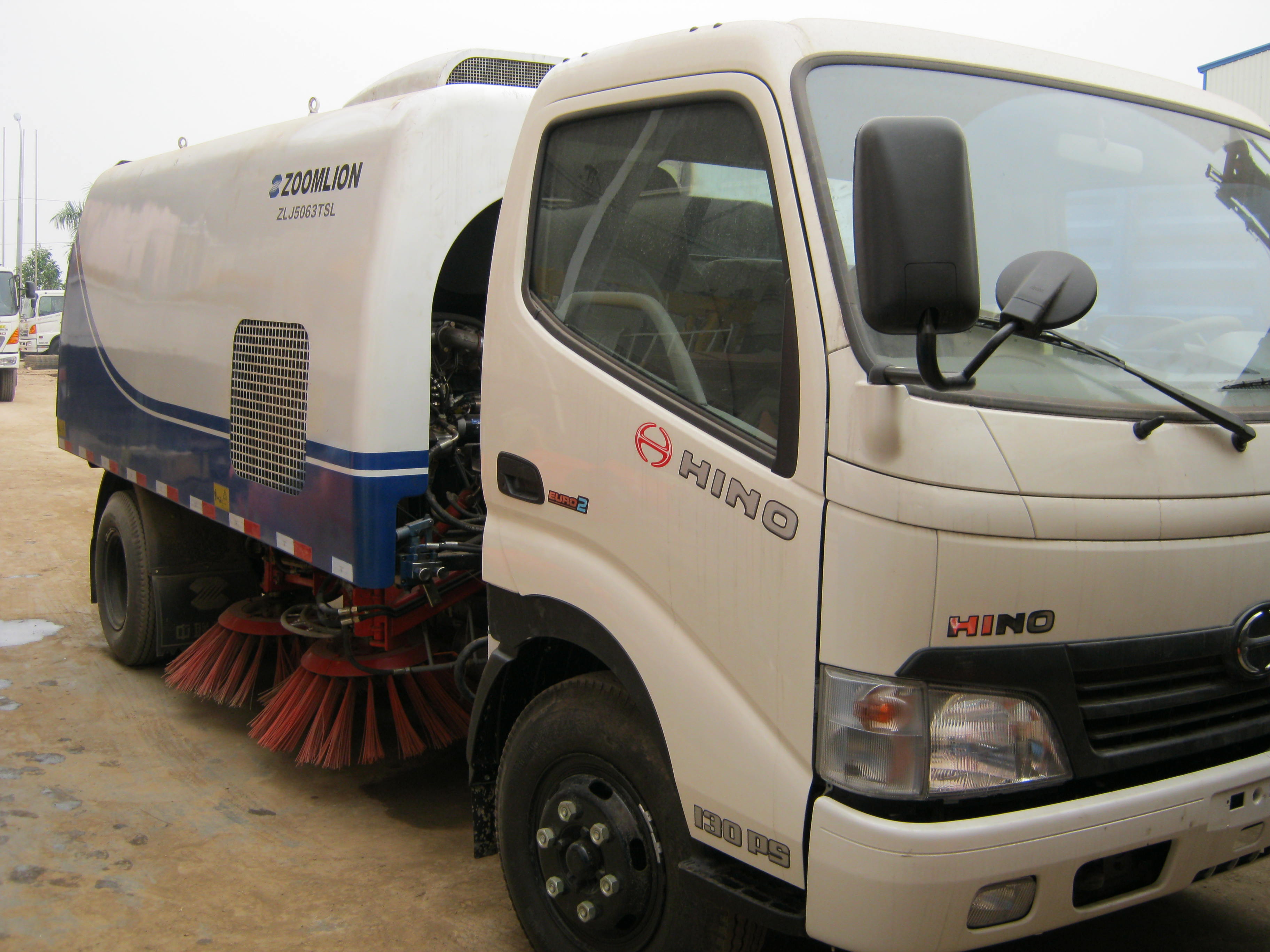 Xe quét đường 5 khối Zoomlion Hino