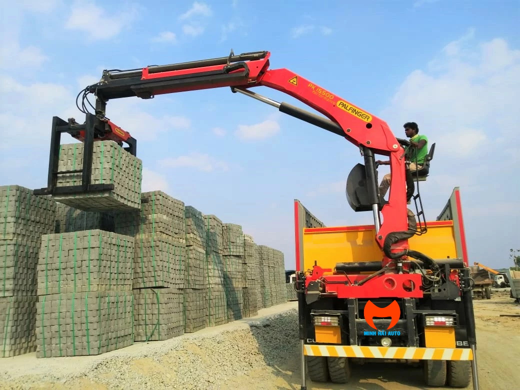 Đầu kéo gắn Palfinger PK 15500