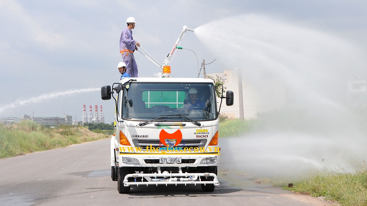 Water tank truck for tree watering- 1