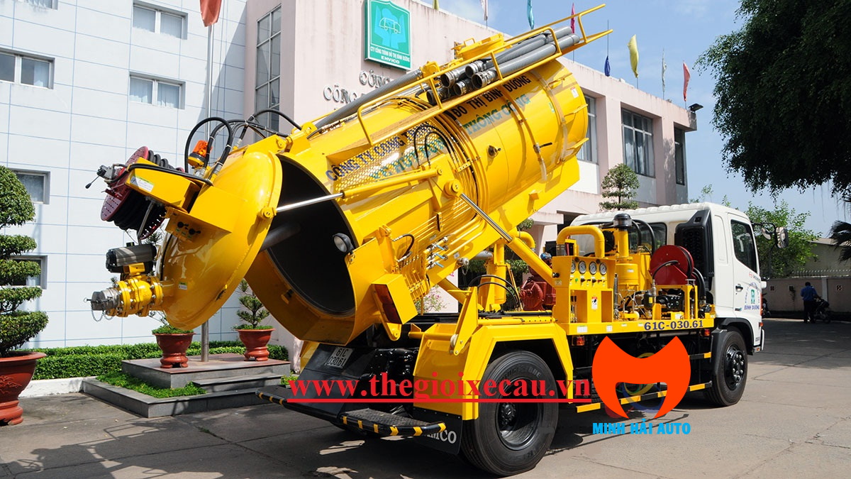 Sewage vacuum truck for urban and cities