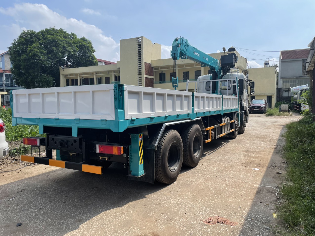 Xe tải gắn cẩu tự hành 7 tấn Hyundai Everdigm gắn xe 4 chân