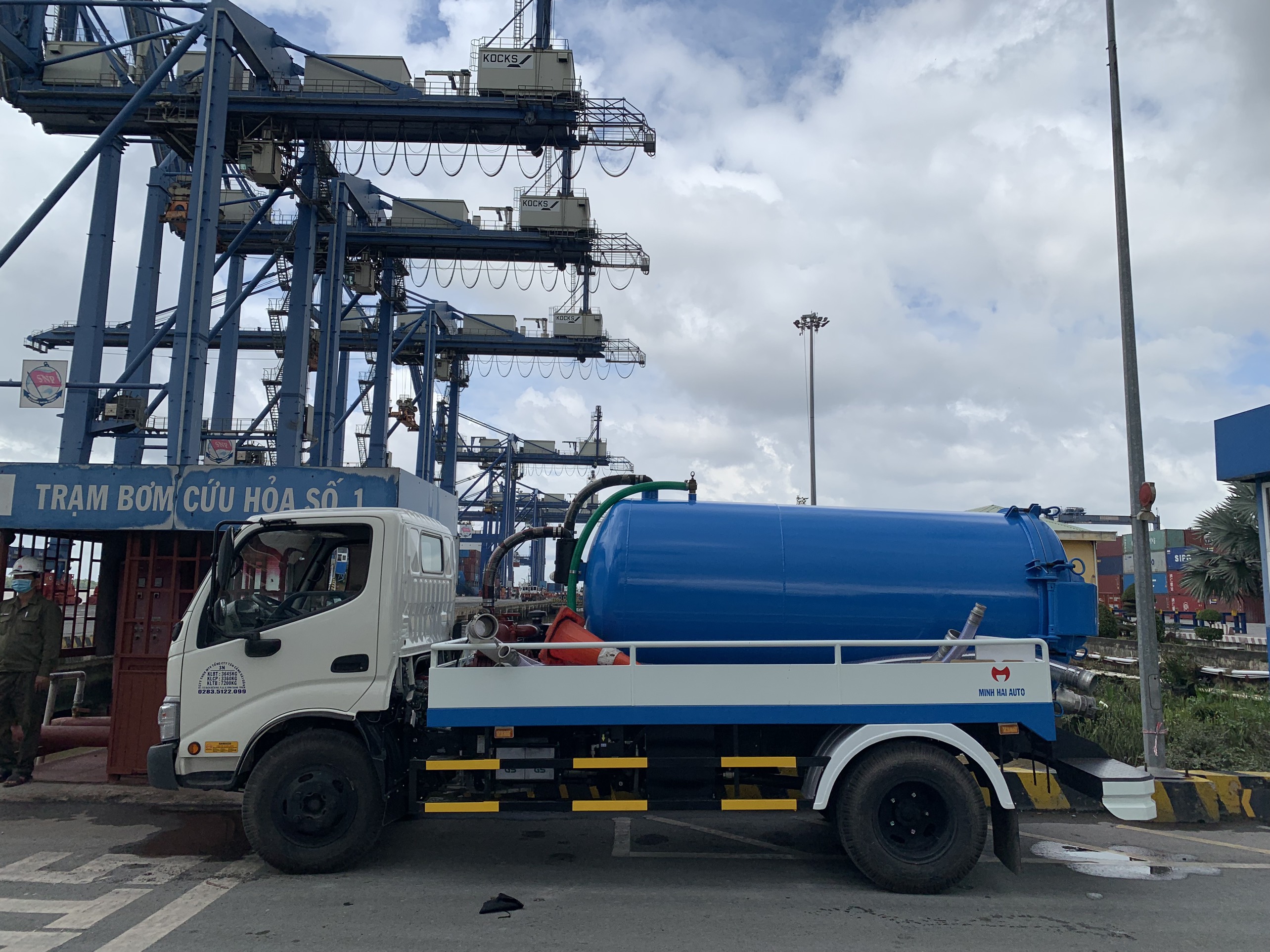 Sewage vacuum truck: collect and transport sewage in port, urban and cities