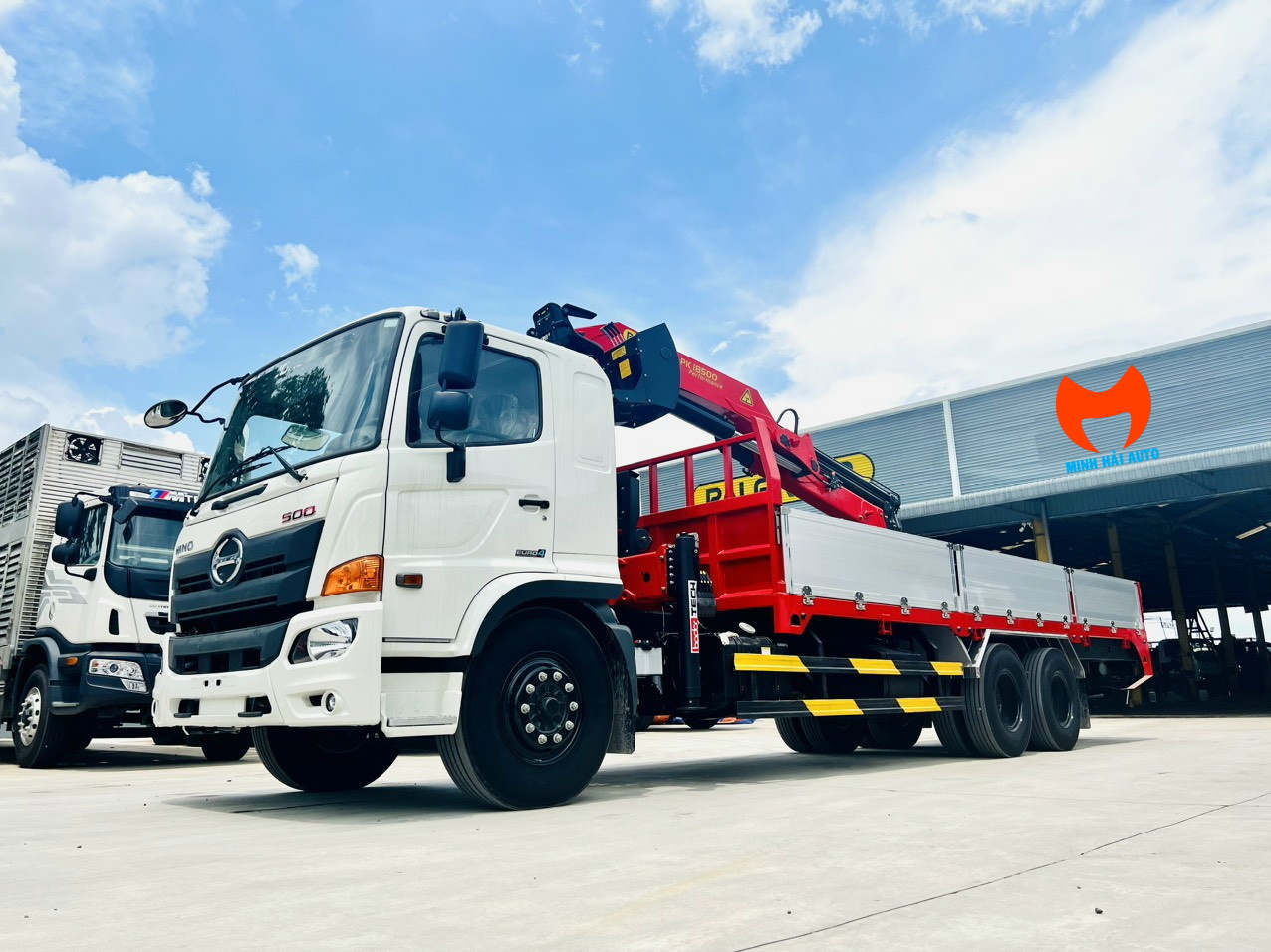 Gia ban Hino FM gan cau gap Palfinger 8 tan