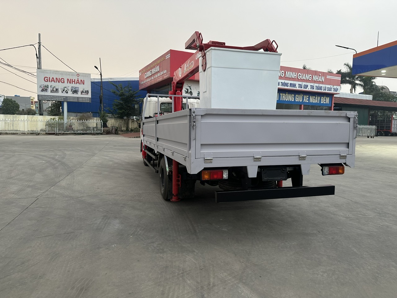 Xe tai gan cau tu hanh Hino- Unic 3t- 5