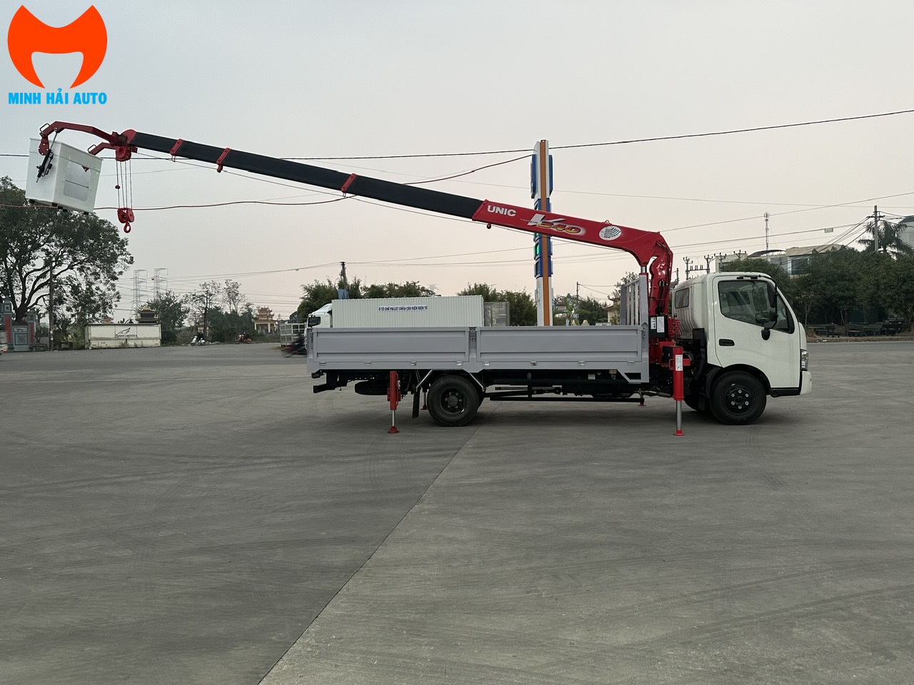 Xe tai gan cau tu hanh Hino- Unic 3t- 3