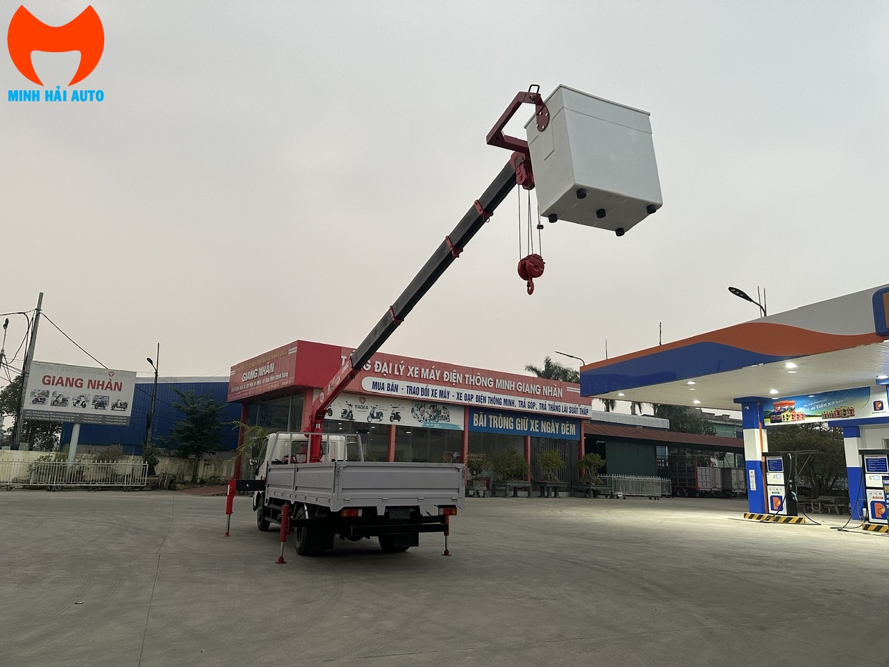 Xe tai gan cau tu hanh Hino- Unic 3t- 4