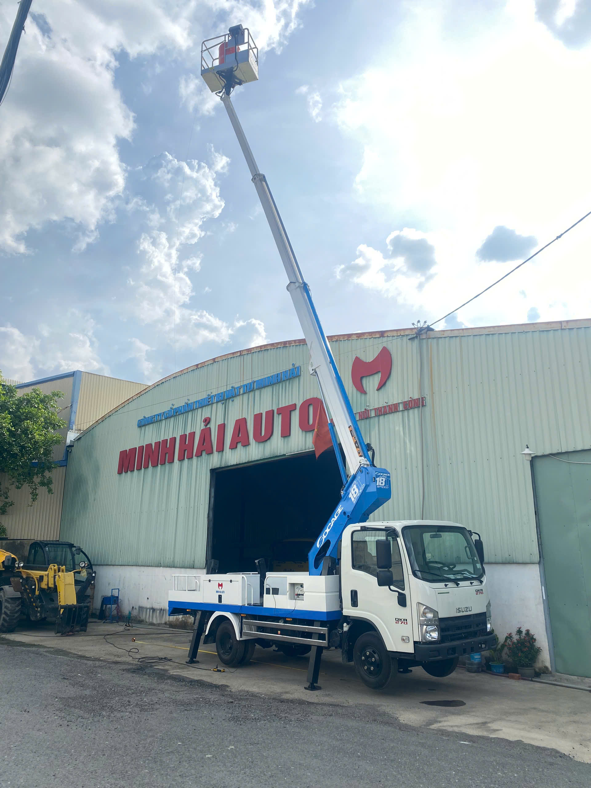 Xe ô tô nâng người 18m Socage