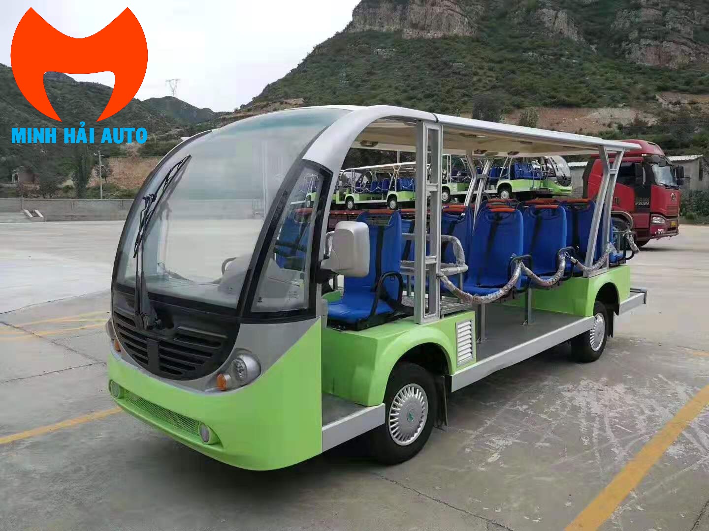 Xe bus chở khách du lịch chạy xăng