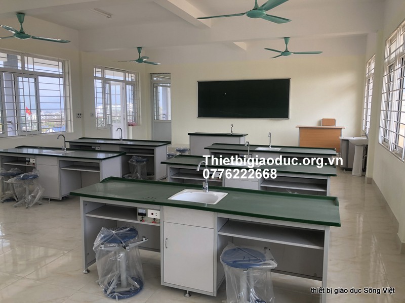 Bàn thí nghiệm hóa chân sắt