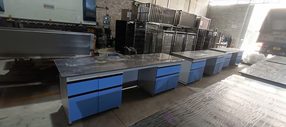 bàn thí nghiệm áp tường không chậu