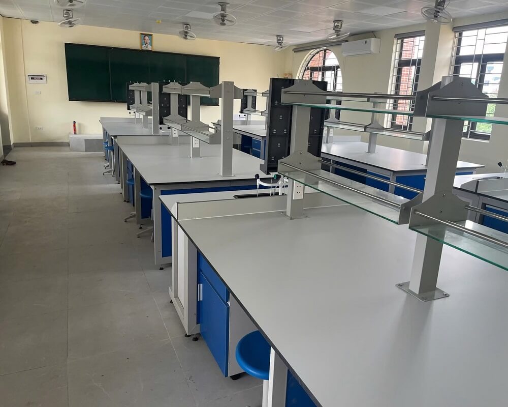 phòng học thí nghiệm sử dụng bàn thí nghiệm hóa trung tâm