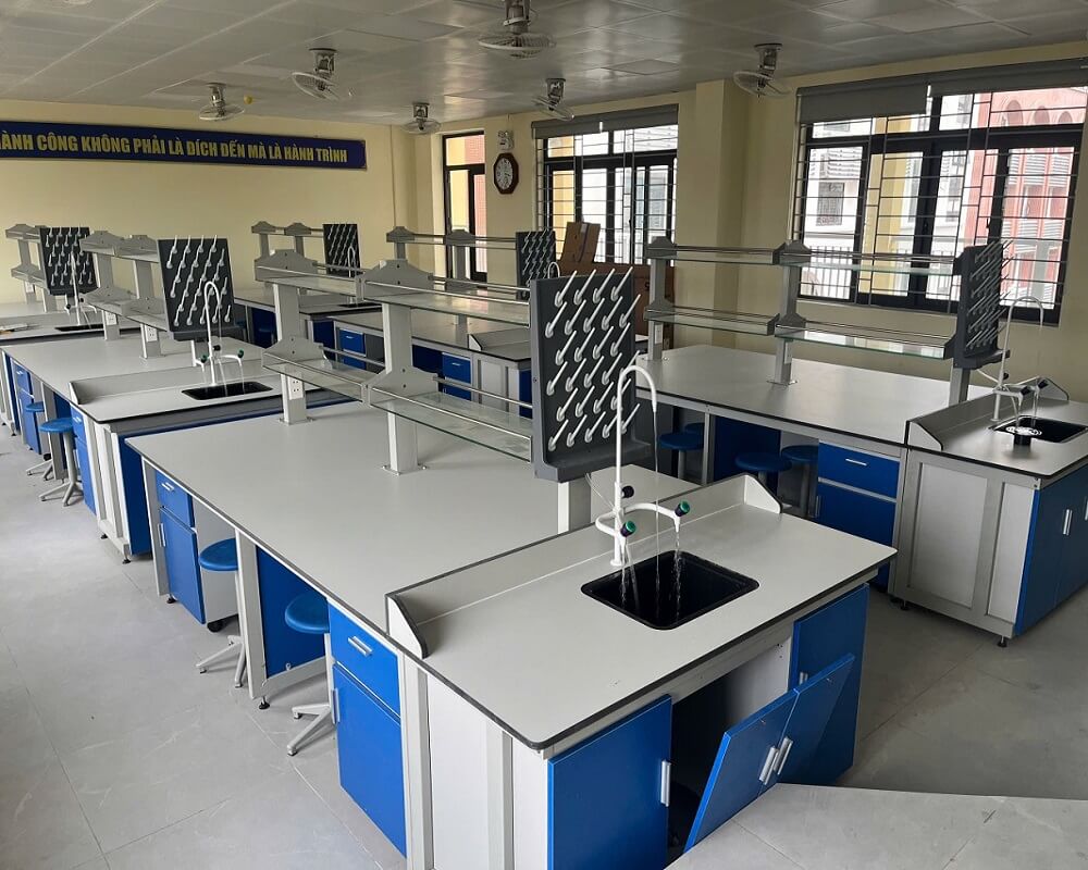 phòng học thí nghiệm hóa sinh sử dụng bàn thí nghiệm trung tâm