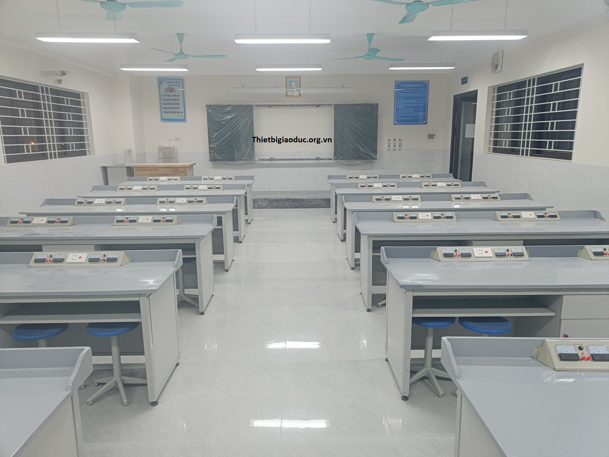 Bàn thí nghiệm lý
