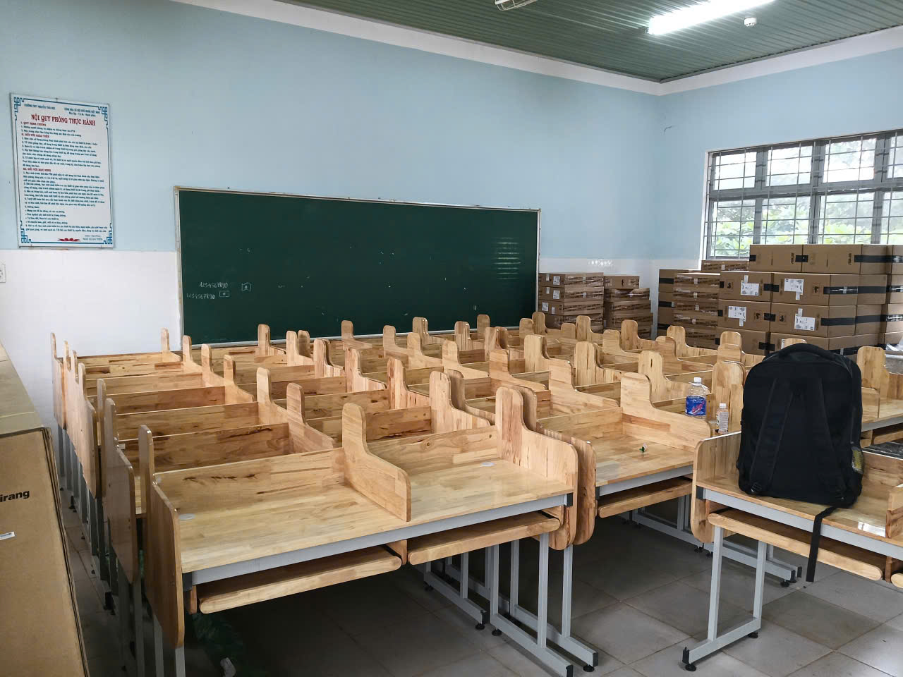 Bàn vi tính 2 chỗ ngồi có ngăn