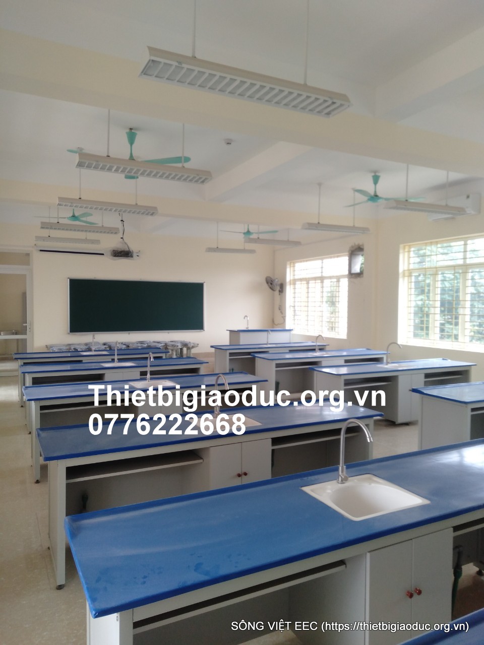 Bàn thí nghiệm hóa chân sắt