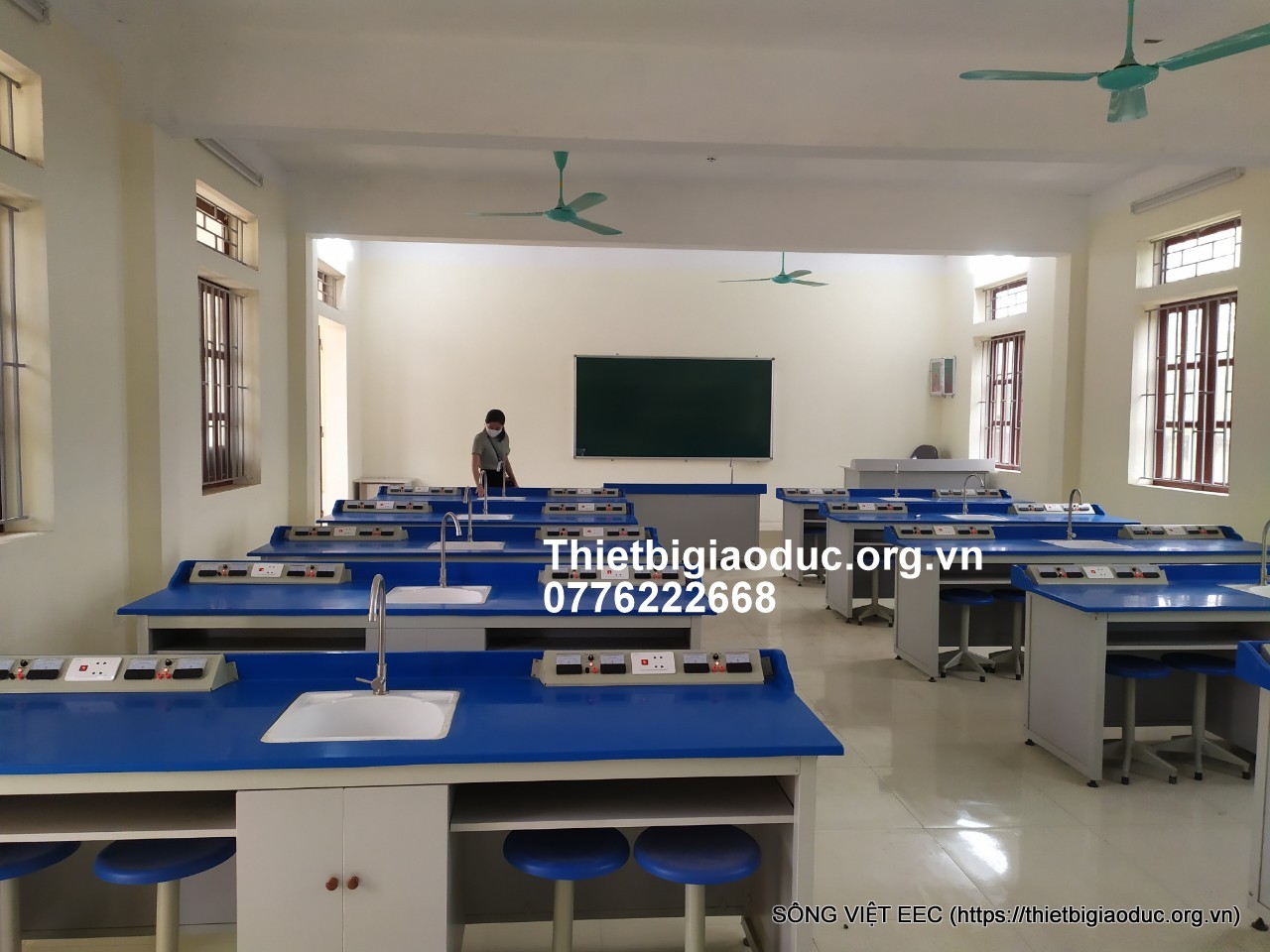 Bàn thí nghiệm hóa mặt composite chân sắt