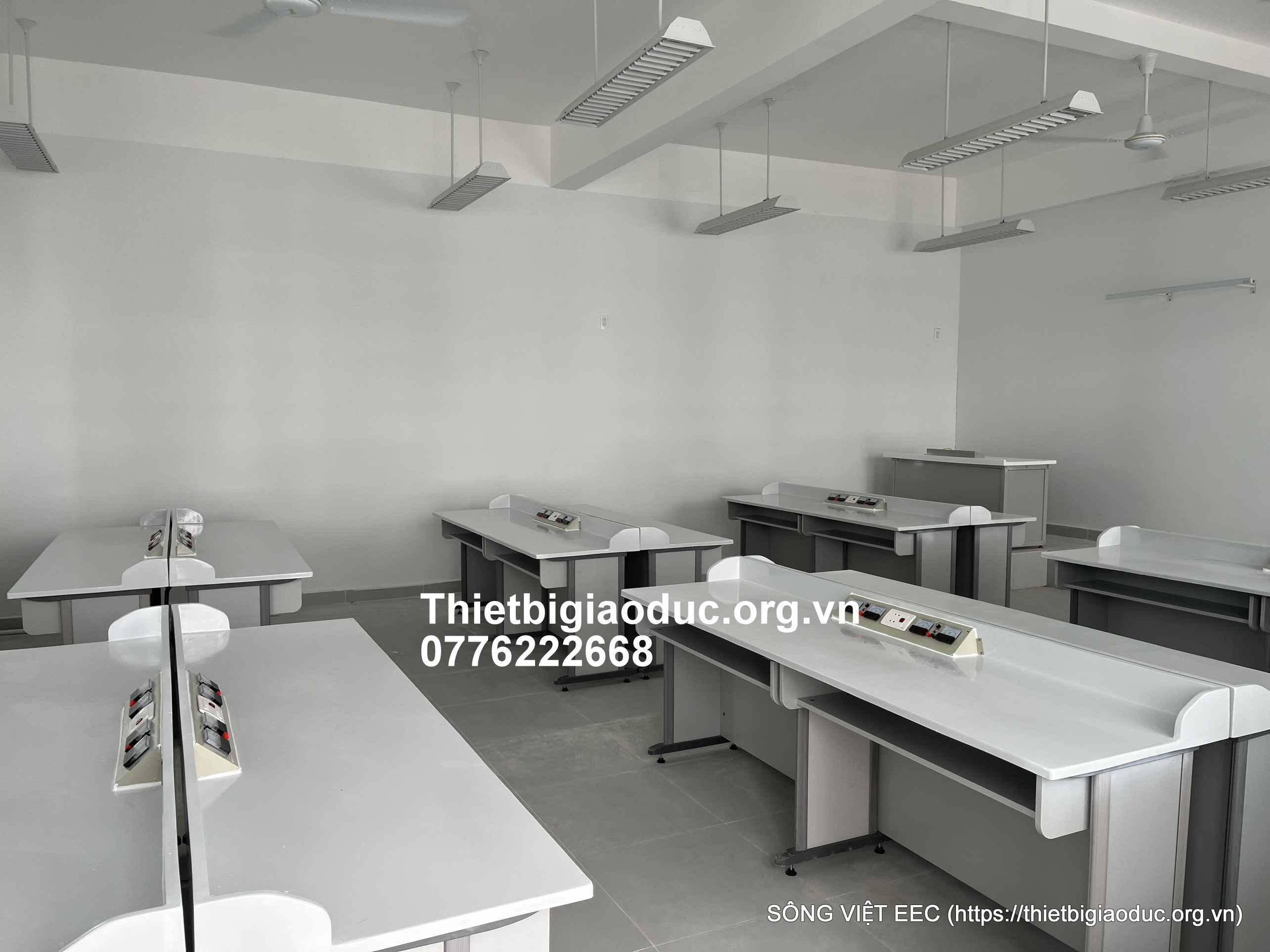 Bàn thí nghiệm lý công nghệ chân nhựa