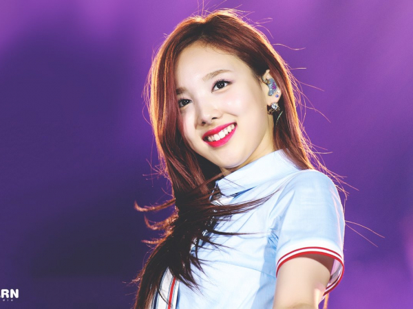 Idol Hàn luôn đẹp long lanh nhưng hóa ra họ cũng mê đắm mỹ phẩm bình dân giá chưa đến 150.000 VNĐ