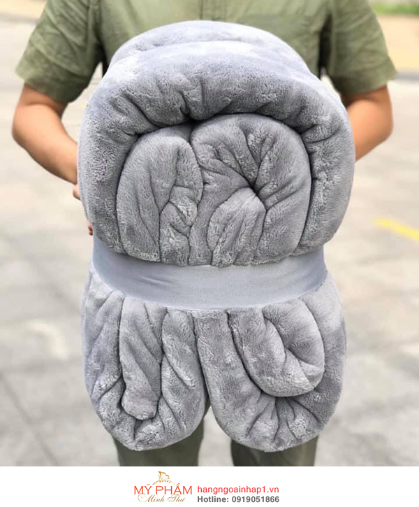 Chăn lông cừu KirkLand Plush Blanket Queen - Mỹ có khả năng làm ấm nhanh, giữ nhiệt lâu, mang lại sự ấm áp tức thì. Chăn thông thoáng khí, ngăn ngừa nấm mốc, bí rít, Chất liệu lông mềm mịn, không gây dị ứng da. Chăn cao cấp sử dụng được lâu, bền màu.