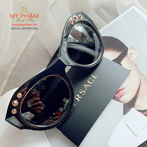 Kính râm Versace VE 4320 Sunglasses – Ý màu đen, sang chảnh và sành điệu. Form kính ôm trọn mắt giúp chống nắng chống bụi. ✦ Độ rộng tròng/cầu kính/chiều dài gọng: 54/20/140mm ✦ Mắt kính: Màu xám, dáng mắt mèo, thủy tinh chống xước, lọc 100% tia UV