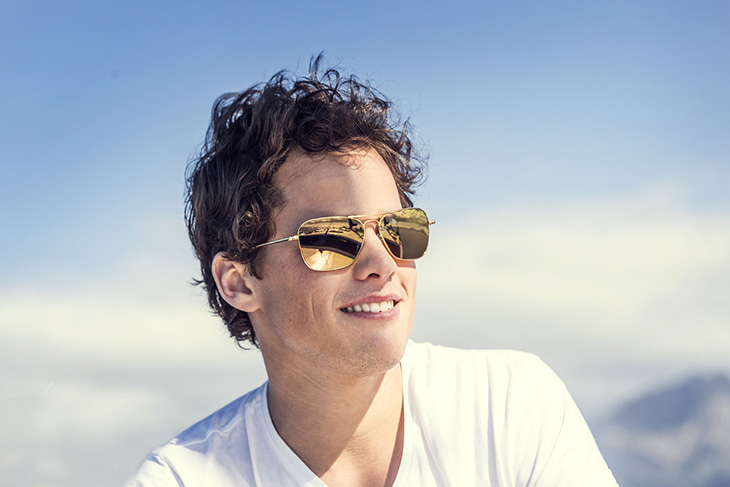 Mắt kính tráng gương (mirror-coated lenses)  Mắt kính tráng gương làm giảm lượng ánh sáng chiếu vào mắt, rất phù hợp với những người có đôi mắt nhạy cảm và những ai hoạt động thường xuyên ngoài trời dưới ánh nắng gắt. Đặc biệt loại mắt này sẽ không làm người đối diện nhìn xuyên qua đôi mắt của người đeo kính.