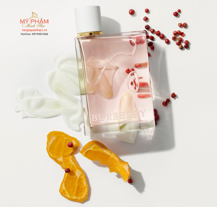 Nước hoa nữ Burberry Her Blossom EDT 100ml phiên bản 2019 được gói trong những nốt hương hoa mận rực rỡ, quýt lấp lánh, gỗ đàn hương, xạ hương.. truyền đạt sự ấm áp và sâu sắc. Phù hợp sử dụng vào ban ngày, mùa xuân, hạ.