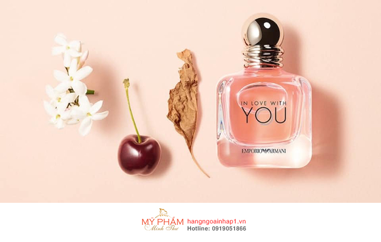Nước hoa nữ EMPORIO ARMANI In Love With You In Love With You, một mùi hương của Emporio Armani dành cho phái nữ với những dấu ấn tươi đẹp nhất của tình yêu: từ những rung cảm của buổi đầu, cho đến sau này. Quyến rũ, mềm mại và thanh tú, In Love With You Freeze biểu trung cho tình yêu mới chớm, là hiện thân của những khoảnh khắc hạnh phúc nhất trong cuộc sống hiện tại. Nâng niu những cảm xúc của bạn với hương đầu Cherry ngọt ngào, hương Mẫu đơn quyến rũ ở nốt giữa và Hoắc hương sâu lắng;