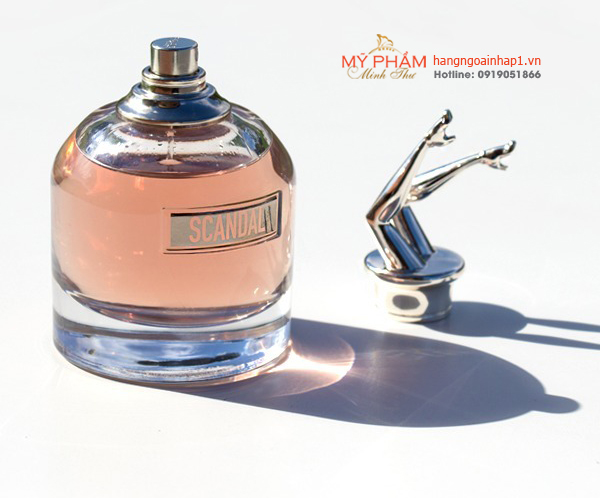 Nước hoa nữ Jean Paul Gaultier Scandal EDP xuất xứ: Pháp Hương đặc trưng: Hương đầu: Cam đỏ, quýt hồng; Hương giữa: Mật ong, Hoa sơn chi, nhài, cam, Quả đào; Hương cuối: Hoắc hương, sáp ong, đường thắng, cam thảo Độ lưu hương: 7 giờ Độ toả hương: Gần Phong cách: Gợi cảm, khiêu khích Thời điểm khuyên dùng: Ngày, Đêm, Thu, Đông